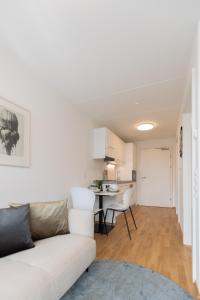多恩比恩Smart Living Dornbirn的客厅配有白色的沙发和桌子