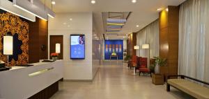 斋浦尔斋浦尔尼瓦纳酒店 - 萨罗瓦尔酒店 的医院的大厅,有等候室