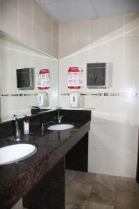 安塔利亚paşa süit konaklama的浴室设有2个水槽和2面镜子