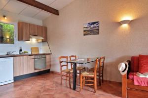 皮亚纳U Casinu的厨房以及带桌椅的用餐室。
