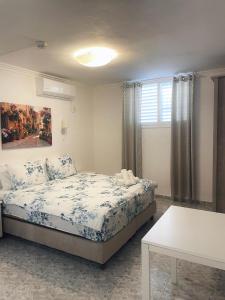 纳哈里亚海滩阿米哥酒店的一间卧室配有一张床和一张桌子