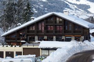 博福特Appartement pied des pistes, 6 personnes, 2 chambres, 1 mezzanine - CHAM02的一座大建筑,上面有雪