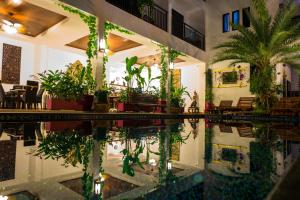北芭堤雅瑞士天堂精品别墅酒店的一座建筑里植物群中的水库