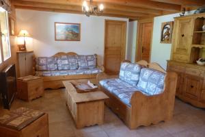 博福特Chalet ambiance montagne, 10 personnes, 4 chambres - CH15的带沙发、桌子和沙发的客厅