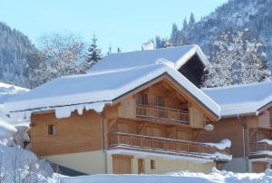 博福特Chalet ambiance montagne, 10 personnes, 4 chambres - CH15的小木屋,屋顶上积雪