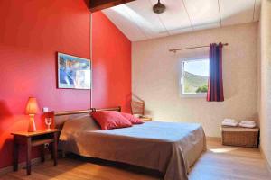 皮亚纳U Casinu的红色的卧室设有床和窗户