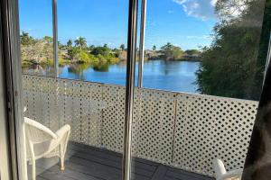 马可岛马科岛湖滨酒店的河景阳台