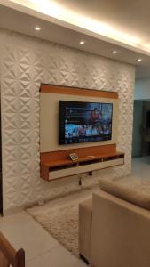 盖比姆Casa 108的客厅的墙上设有平面电视