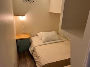 波哥大可瑞库旅舍的小房间的小床,配有桌子