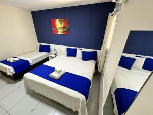 若昂佩索阿Pousada Costera的蓝色和白色的客房内的两张床