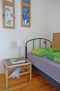 林登贝格Ferienwohnung VITA的一间卧室配有一张床和一张带台灯的桌子