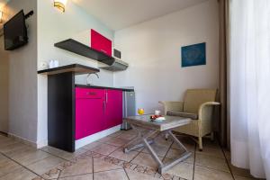 圣吉尔莱班克里奥尔酒店的厨房配有粉色冰箱和桌子