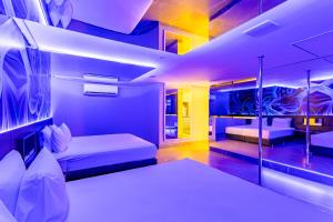 巴西利亚Drops Motel Brasília的一间设有两张床铺的灯光客房