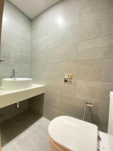 吉隆坡Arte Mont Kiara by RKD HOME的浴室配有白色卫生间和盥洗盆。