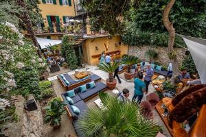 佛罗伦萨Hotel Ungherese Small Luxury Hotel的一群人站在一个庭院里,家具