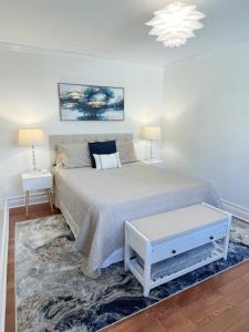 威尔明顿Modern 1BR apt in the heart of downtown Wilmington的一间卧室配有一张大床和两盏灯。