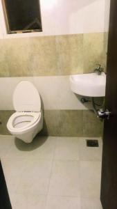 艾哈迈达巴德hotel royal night的一间带卫生间和水槽的浴室
