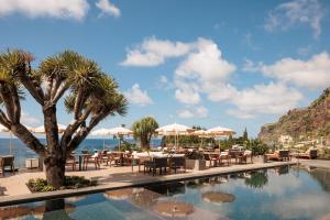 卡列塔Saccharum - Resort and Spa - Savoy Signature的一个带桌椅的度假村游泳池