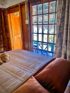 高兰Lanta Marina Resort By Mam&Mod的一间卧室设有一张大床和一个窗户。