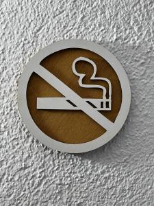 佩雷拉达apartament la cova的床的顶上有一个禁烟标志