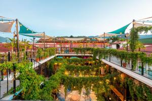 危地马拉安地瓜Adra Hostel的享有花园的顶部景色