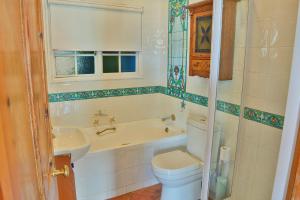 赫罗德斯湾Oupa se Pitte的浴室配有卫生间、浴缸和水槽。