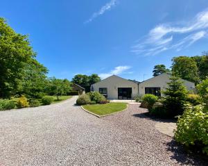 沃利Calder Cottage in The Ribble Valley的车道,有房子的背景