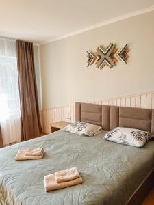 VizhenkaСадиба Казка的一间卧室配有一张大床和两条毛巾