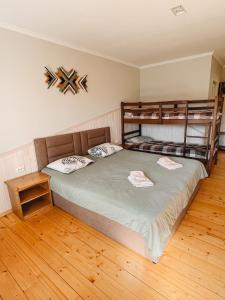 VizhenkaСадиба Казка的一间卧室设有两张双层床,铺有木地板。
