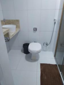 圣路易斯PRIME HOSPEDAGENS - Residencial Bellágio的白色的浴室设有卫生间和水槽。