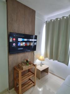 圣路易斯PRIME HOSPEDAGENS - Residencial Bellágio的客厅设有壁挂式平面电视。