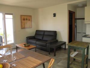 科斯塔特吉塞Bungalow LIDO-Playa Roca residence with sea front access - Free AC - Wifi的客厅配有沙发和桌子