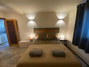 科斯塔特吉塞Bungalow LIDO-Playa Roca residence with sea front access - Free AC - Wifi的一间卧室配有一张大床和两个枕头