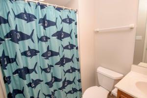 斩魔山KD9, Sealoft- Soundside, Cozy, Close to Shopping and stores!的浴室设有鲨鱼淋浴帘和卫生间
