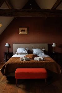 达默Het Oud Gemeentehuis-De Levensboom的一间卧室配有一张大床和两个枕头