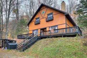 Iron RiverIron River Vacation Rental - Walk to Ski Brule!的山顶上一座大型橙色房子