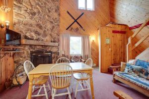 Iron RiverIron River Vacation Rental - Walk to Ski Brule!的一间设有桌椅和石墙的用餐室