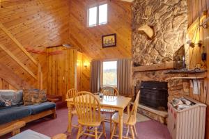 Iron RiverIron River Vacation Rental with Ski Slope Views!的小屋内带桌子和壁炉的用餐室