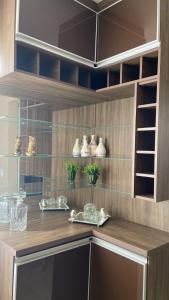 圣卡洛斯Apartamento Mari 7的厨房配有带花瓶和书架的柜台