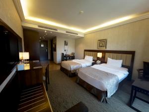 贝鲁特兰卡斯特劳切尔套房酒店的酒店客房配有两张床和一张书桌