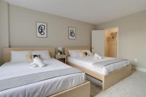 阿林顿Elegant Condo for Business Travelers @Crystal City的一间卧室配有两张带白色床单的床