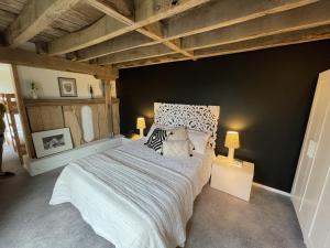 TrocheDordogne et Corrèze vacances BnB的一间卧室配有一张大床和两盏灯。