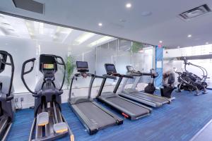 阿林顿Elegant Condo for Business Travelers @Crystal City的健身房设有跑步机和椭圆机