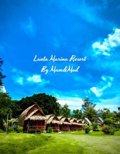 高兰Lanta Marina Resort By Mam&Mod的蓝天地里的一群小屋