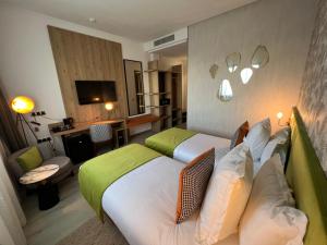 丹吉尔Hotel Ben Batouta - Tanger的酒店客房带两张床和一个客厅