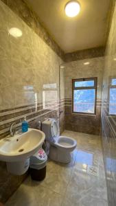 达纳Wild Dana Eco Lodge- Hotel-Eco-Camp的浴室配有白色卫生间和盥洗盆。