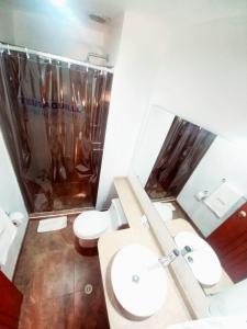 波哥大HOTEL TEUSAQUILLO BOUTIQUE BOGOTA的浴室设有2个卫生间、淋浴和镜子