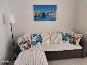 马萨尔福恩Lilly's Sea view, beachfront apartment的客房内的沙发上配有枕头