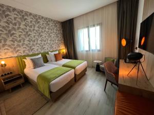 丹吉尔Hotel Ben Batouta - Tanger的酒店客房设有床和窗户。