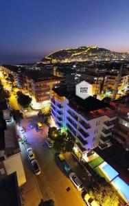阿拉尼亚Kadeer Hotel的夜晚城市的顶部景色